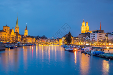 欧洲瑞士苏黎世市中心城景象日落时瑞士苏黎世市中心夜晚地标图片