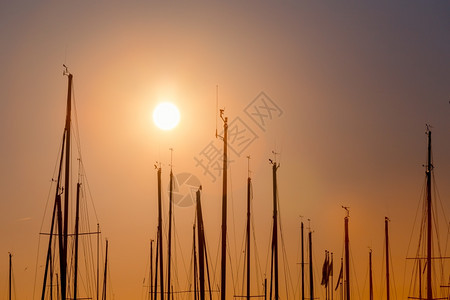 晚上码头的渔船排行数与日落和黄昏照明天际线旗帜假期图片