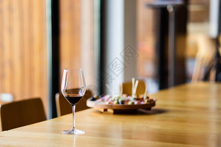食物静家餐桌上的红酒杯子在窗边的模糊开胃菜前或者在餐厅前葡萄酒图片