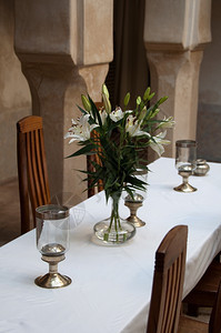 在一个摩洛餐厅的美丽环境中时装餐桌美丽吃花朵图片