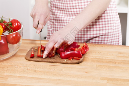 蔬菜沙拉手写字烹饪胡椒把红辣切在肉板上割红辣椒的手放在剪切板上一顿饭背景