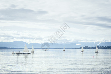 外表德国巴伐利亚的Starnberg湖有帆船阳光山图片