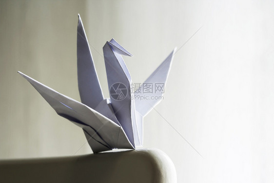 和平折纸天起重机在客厅图片