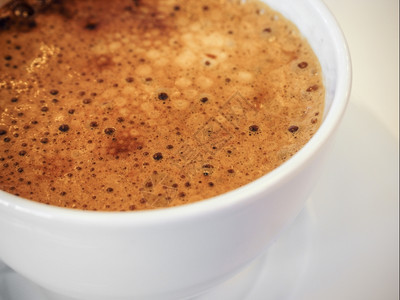 液体白色杯中咖啡的顶部视图可口浓咖啡图片