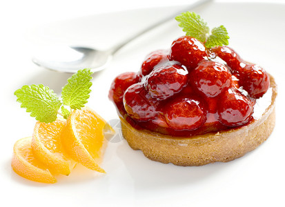 水果樱桃草莓大奶油蛋糕装饰有浆果巧克力薯片蜂蜜霜黑色的糖浆沙拉背景
