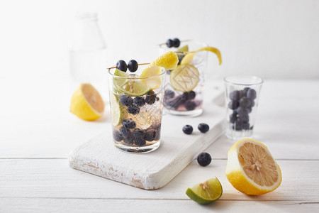 夏季新鲜蓝莓柠檬水鸡尾酒寒冷的果汁薄荷图片