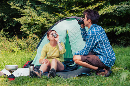 暑假户外野营搭帐篷图片