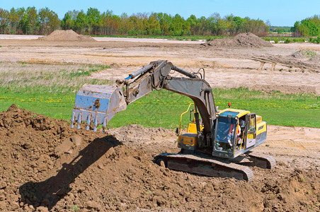 田地里工作的挖土机图片