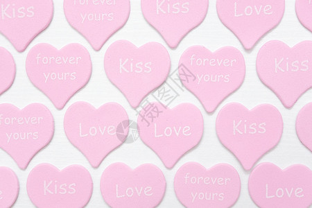 卡片平坦的浪漫粉红色心白背景上的文字LOVEKISSFOREVERYOURS情人节纹理或壁纸送给情人的礼物爱表白顶视图平躺粉红色图片