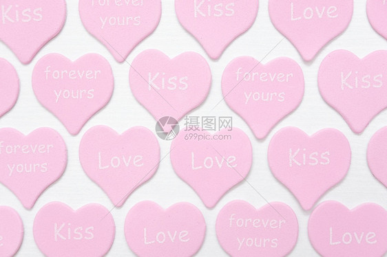 卡片平坦的浪漫粉红色心白背景上的文字LOVEKISSFOREVERYOURS情人节纹理或壁纸送给情人的礼物爱表白顶视图平躺粉红色图片