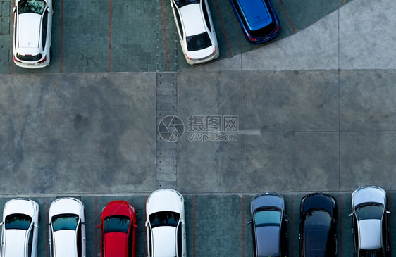 具体的运动顶视图混凝土停车场在公寓车场的汽鸟瞰图带空槽的室外停车位道路上的单向交通标志停车场外视图部图片