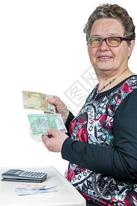 钱包高级加索妇女数和显示钱财用白种背景孤立的计算器荷兰高级的图片