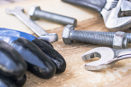 铬合金力量商业铁螺和坚果在木板上紧靠可调整的扳手工具概念和修理工作钢螺和坚果在木板上紧靠可调整的扳手图片