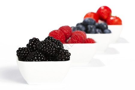 季节有些碗里装满野生浆果一些碗里装满野生浆果在前面的白底黑莓上无刺夏天图片