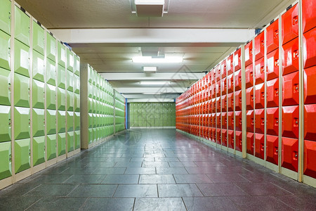 材料保护在学校建筑中设有储藏学校用品的物柜走廊教育图片