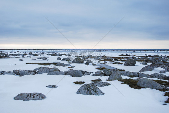 波罗的海西德群岛奥兰的美丽雪和岩石海岸线波罗多灰色的冷静地平线图片