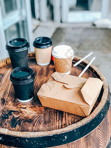 生态咖啡杯和街头食品手工艺纸集装箱放在木制户外桌边的餐上街头市场销售食品和饮料消除废物问题概念污染一次图片