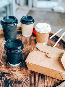 生态午餐污垢咖啡杯和街头食品手工艺纸集装箱放在木制户外桌边的餐上街头市场销售食品和饮料消除废物问题概念图片