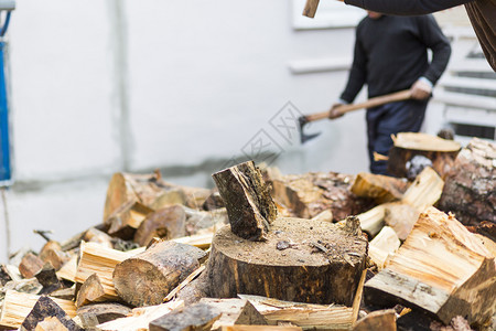 火鸡伐木工人日志记录土耳其用砍断木柴的匠图片