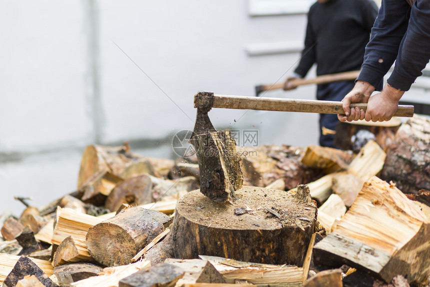木工随意的土耳其用砍断木柴的匠工作图片