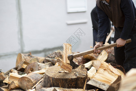男土耳其用砍断木柴的匠工具户外图片