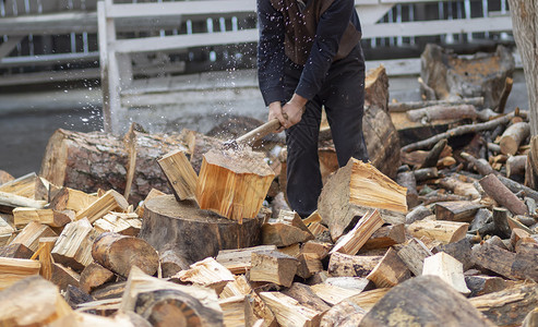 土耳其用砍断木柴的匠男勇敢棕色图片