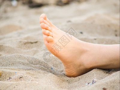 面目全非身体一个无法辨认的天主教徒脚躺在沙土中脚上没有沙子指甲图片