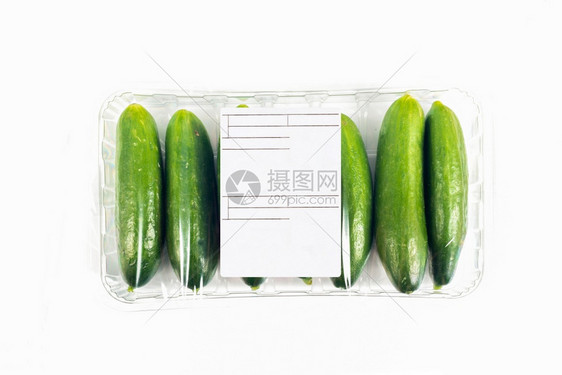 素食主义者以白色背景配有包装和标签的新鲜收获小型黄瓜多汁图片