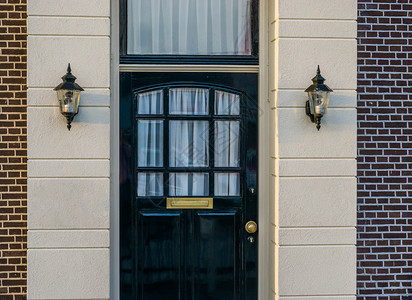一栋豪华房子的木头前门有两个无光灯笼现代荷兰建筑背景房屋家正面图片