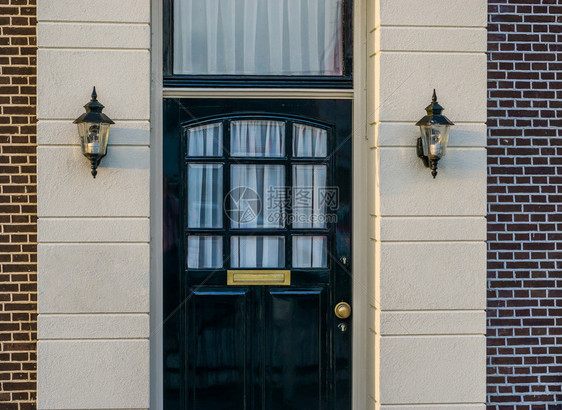 一栋豪华房子的木头前门有两个无光灯笼现代荷兰建筑背景房屋家正面图片