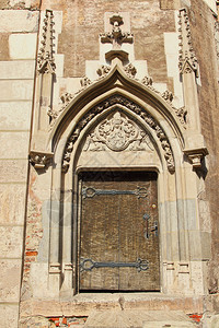 门复古的老城堡入口处雕刻在石碑上的哥特细节古老图片