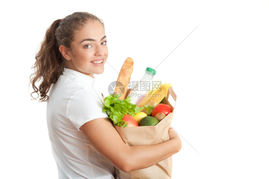 番茄快乐的年轻女携带购物袋满的杂货店在白色背景瓶子诺维科夫图片