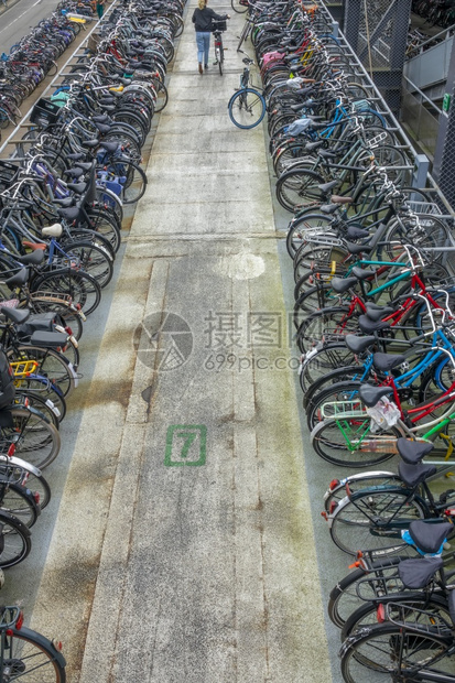 健康踏板荷兰在阿姆斯特丹的一天自行车在大街道上停放阿姆斯特丹Bike泊车处理图片