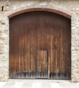 质地结石西班牙古老的木制大门建造图片