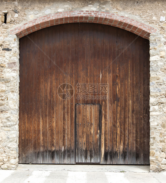 质地结石西班牙古老的木制大门建造图片