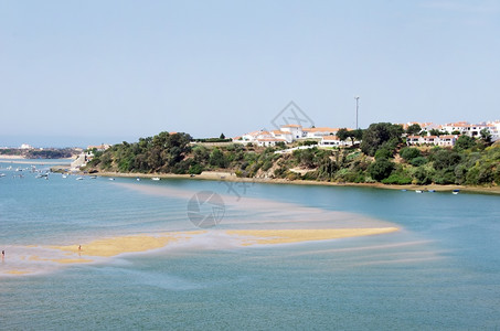 海岸葡萄牙Alentejo地区Milfontes村景观蓝色的传统图片