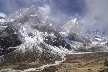 亚洲与塔波切和乔拉特斯高峰会珠穆基营地的Periche山谷在尼泊尔长途跋涉球体踪迹图片