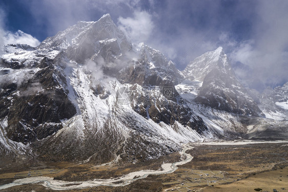 山腰与塔波切和乔拉特斯高峰会珠穆基营地的Periche山谷在尼泊尔长途跋涉自然徒步旅行图片