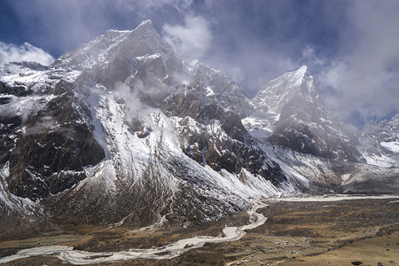 户外多云的与塔波切和乔拉特斯高峰会珠穆基营地的Periche山谷在尼泊尔长途跋涉胆酸背景图片