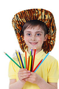 画学校白色背景上有蜡笔的小男孩微笑图片