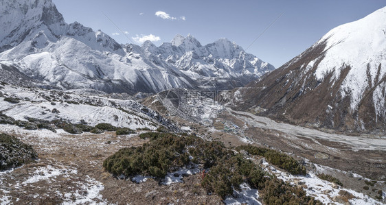 美丽的Pheriche河谷和喜马拉雅高峰会珠穆基地营在尼泊尔长途跋涉多云的顶峰图片