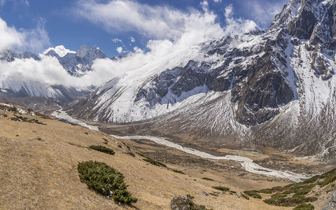 雪Pheriche河谷和喜马拉雅高峰会珠穆基地营在尼泊尔长途跋涉旅游美丽的图片
