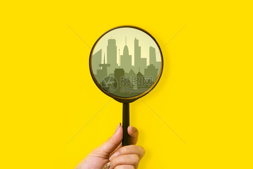 旅行徽章互联网在黄色背景上的放大玻璃中搜索全球定位系统GPS图片