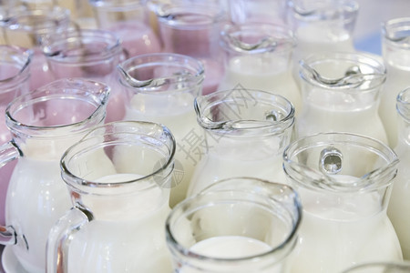 许多装牛奶和酸的玻璃罐子早餐开菲尔瓶乳制品图片