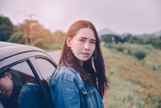 白种人女孩自然和停在公路上的妇女和汽车图片