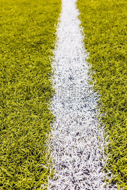人造的带白条足球体育场的人工草有质感美丽图片