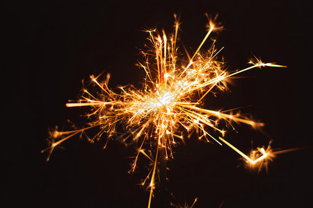 女孩士燃烧Sparkler背景圣诞节和新年的火花日背景图片