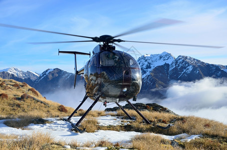 草丛高山多岩石的在新西兰南阿尔卑斯山等待猎人直升机在南西兰斯角图片