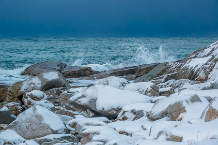 海景溅冰雪覆盖的岩石海岸寒冬早期天空覆盖在地平线上的重天顶冰封石块北图片