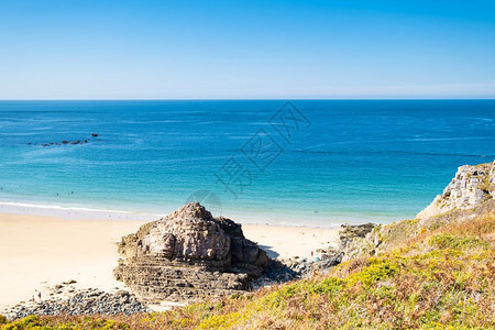 弗雷尔夏天云列赫角地区布塔尼海岸的景观夏季有海滩岩石和悬崖图片